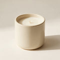 Bougie parfumée Saint-Sulpice dans un pot en céramique émaillée crème, sur fond crème