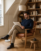 Fauteuil Belleville en cuir cognac et chêne massif, esprit mid-century — mise en scène dans un appartement sous les toits — Maison Mansarde
