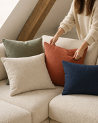 Coussin Buttes-Chaumont 45x45 en lin lavé terracotta — mise en scène dans un appartement sous les toits — Maison Mansarde