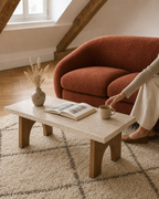 Table basse Passy plateau travertin naturel et piètement frêne — mise en scène dans un appartement sous les toits — Maison Mansarde