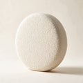 Coussin rond Monceau en bouclette écrue, sur fond crème