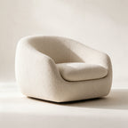 Fauteuil Nuage en bouclette écrue, forme cocon arrondie, sur fond crème