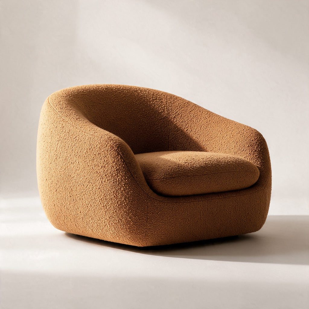 Fauteuil Nuage en bouclette caramel, sur fond crème