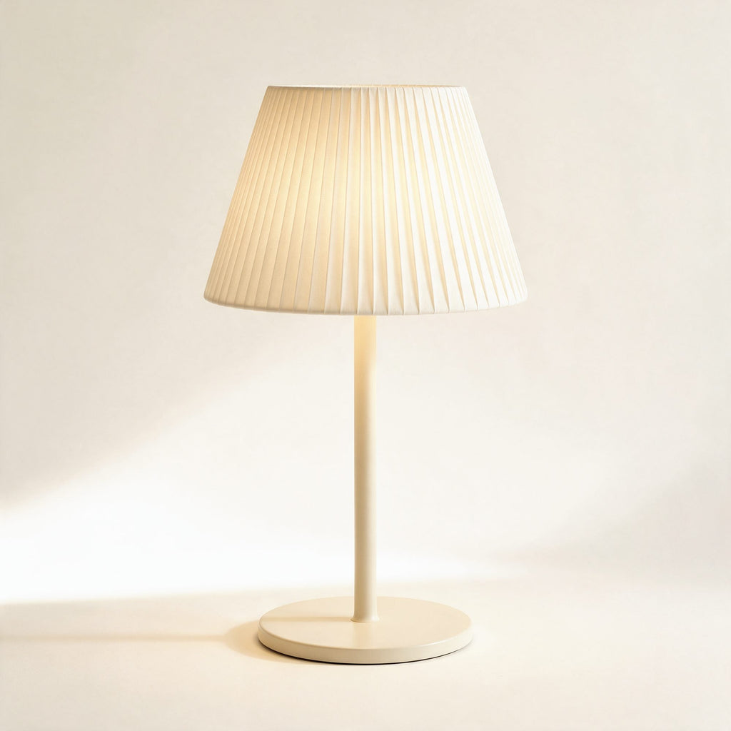 Lampe sans fil Solférino crème à abat-jour plissé, allumée, sur fond crème
