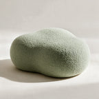 Pouf Nuage en bouclette vert sauge au contour organique, sur fond crème