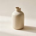 Vase Abbesses en grès émaillé écru, finition mate mouchetée, sur fond crème
