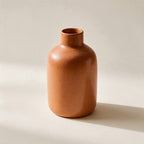 Vase Abbesses en grès émaillé terracotta, finition mate mouchetée, sur fond crème