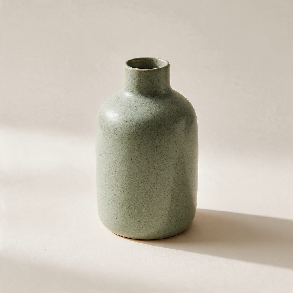 Vase Abbesses en grès émaillé vert sauge, finition mate mouchetée, sur fond crème