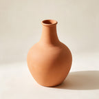 Grand vase Charonne en terre cuite brute, au ventre ample et au col resserré, sur fond crème