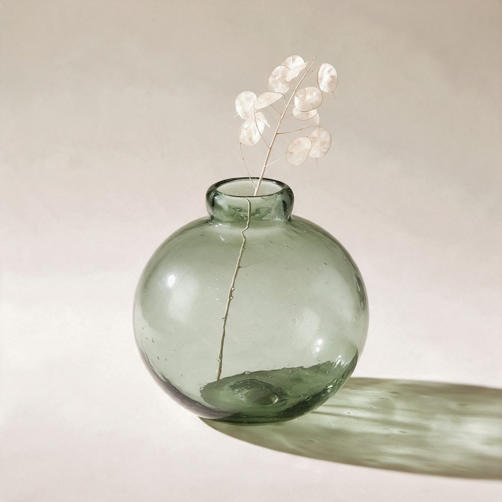 Vase bulle Tuileries en verre soufflé vert sauge, avec une tige de monnaie-du-pape, sur fond crème